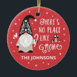 Schattigee Gnome Christmas Family Foto Keramisch Ornament<br><div class="desc">Een schattige kabouter met paddenstoel,  en het gezegde,  "There's no place like kabouter" siert dit feestelijke kerstornament. Personaliseer het met uw familienaam en foto op de achterkant. Leuk voor je kerstboom. Ontworpen voor u door Blackberry Boulevard.</div>