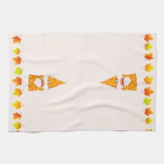 Schattigee Gnome en herfstbladeren op Beige Theedoek (Horizontaal)
