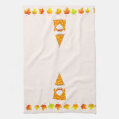 Schattigee Gnome en herfstbladeren op Beige Theedoek (Verticaal)