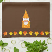 Schattigee Gnome en herfstbladeren op bruin Theedoek (Gevouwen)