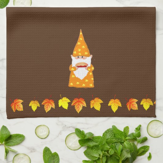 Schattigee Gnome en herfstbladeren op bruin Theedoek (Gevouwen)