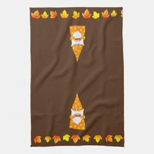 Schattigee Gnome en herfstbladeren op bruin Theedoek (Verticaal)