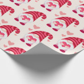 Schattigee Gnome Holding Hart Valentijnsdag Cadeaupapier (Hoek)