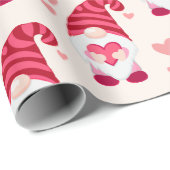 Schattigee Gnome Holding Hart Valentijnsdag Cadeaupapier (Rol Hoek)