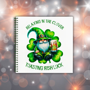 Schattigee Gnome St Patrick's Day met bier   Notitieboek