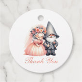 Schattigee Gnome Summer Garden Oranje bruiloft Bed Bedankjes Labels (Voorkant)