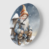 Schattigee Gnome Zittend bij een Boom in de Sneeuw Grote Klok (Hoek)