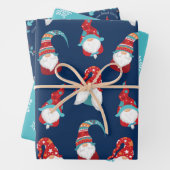 Schattigee Gnomen Sneeuwvlokken Bloemenkrans Blauw Inpakpapier Vel (In situ)