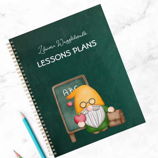 Schattigee gnoom docent op groen krijtbord planner