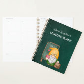 Schattigee gnoom docent op groen krijtbord planner (Display)