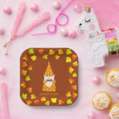 Schattigee gnoom & kleurrijke valbladeren op terra papieren bordje (Feest)