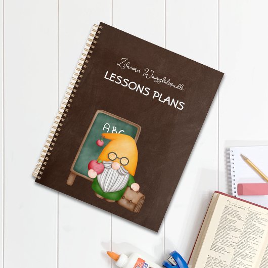 Schattigee gnoom leraar op bruin krijtbord planner