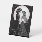 Schattigee Gotische Emo Kinder Kus Valentijnsdag Reclamebord Met Voetstuk (Voorkant)