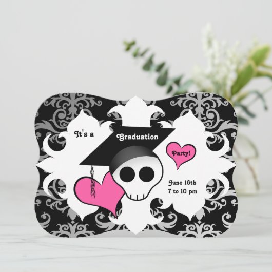 Schattigee gotische schedel afstudeerfeest kaart (Staand voorkant)