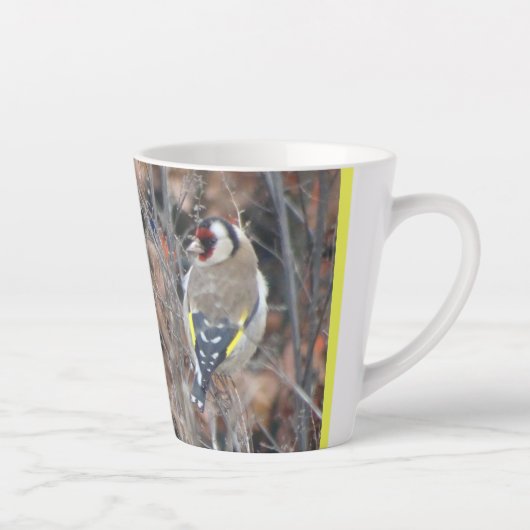 Schattigee goudvinksnede. BG Kleur Latte Mok (Rechts)