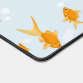 Schattigee goudvissen zwemmen in het water bureaumat (Hoek)