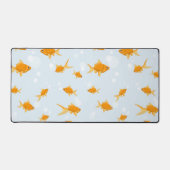 Schattigee goudvissen zwemmen in het water bureaumat (Voorkant)