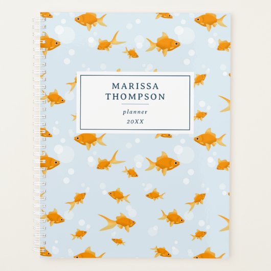 Schattigee goudvissen zwemmen in het water jaarlij planner (Voorkant)