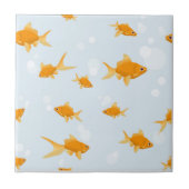 Schattigee goudvissen zwemmen in het water tegeltje (Voorkant)