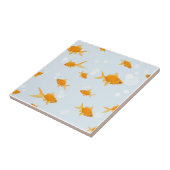 Schattigee goudvissen zwemmen in het water tegeltje (Zijkant)