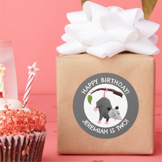 Schattigee grappige opossum gepersonaliseerde cart ronde sticker (Feest)