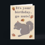 Schattigee Grijze Eekhoorn Funny Go Nuts Verjaarda Kaart<br><div class="desc">Of ze nu van eekhoorns houden of het beu zijn dat deze dieren altijd hun vogelvoeder plunderen, ze krijgen een kick van deze schattige eekhoorn verjaardagskaart. Het bevat een schattige illustratie van een grijze eekhoorn en enkele eikels en de boodschap "Het is je verjaardag, word gek!" op de voorkant. De...</div>