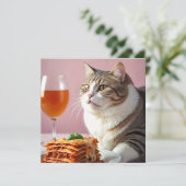Schattigee Grijze Kat met Lasagne en Wijnglas (Staand voorkant)