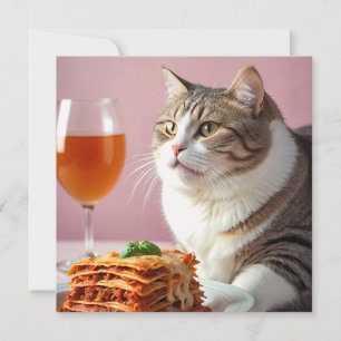Schattigee Grijze Kat met Lasagne en Wijnglas