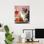 Schattigee Grijze Kat met Lasagne en Wijnglas Poster (Thuiskantoor)
