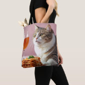Schattigee Grijze Kat met Lasagne en Wijnglas Tote Bag (Dichtbij)