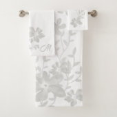 Schattigee Grijze Waterverf Bloemen Monogrammed Bad Handdoek (Insitu)