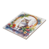 Schattigee grillige kat in venster van bloemen tegeltje (Zijkant)