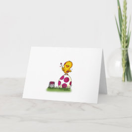 Schattigee grillige kuiken kleurt een paasei door feestdagen kaart