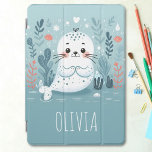 Schattigee grillige zeehondenpup iPad pro cover<br><div class="desc">Gepersonaliseerde cartoon schattige baby seal onder het zee İpad cover design</div>