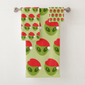 Schattigee groene alien in Santa Hat Pattern Bad Handdoek (Insitu)