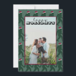 Schattigee Groene Bigfoot Santa 1 Foto Christmas K Kaart<br><div class="desc">Verspreid wat feestvreugde met onze Schattigee Green Bigfoot Santa 1 Photo Christmas Kaart. Deze charmante kaart is voorzien van een schattige Bigfoot gekleed in een feestelijke kerstmuts, tegen een speelse groene achtergrond die een vleugje vakantie-eigenzinnigheid toevoegt. Het ontwerp is perfect voor degenen die genieten van een beetje ongewone kerstsfeer, met...</div>