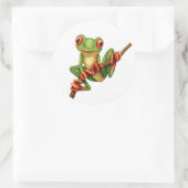 Schattigee groene boomkikker op een tak op wit ronde sticker (Tas)