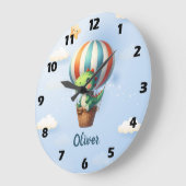 Schattigee groene Dino neemt vlucht in een heteluc Grote Klok (Hoek)