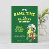 Schattigee Groene Football Dinosaurus Kids Verjaar Kaart (Staand voorkant)