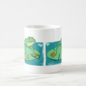 Schattigee groene kikker op een leliekussen koffiemok (Center)