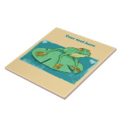 Schattigee groene kikker op een leliekussen tegeltje (Zijkant)