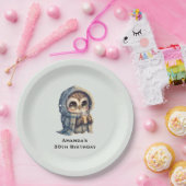 Schattigee grootogige uil met een koffieverjaardag papieren bordje (Feest)