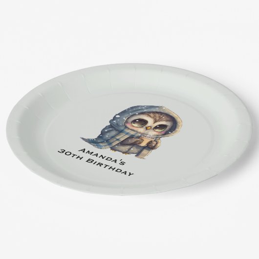 Schattigee grootogige uil met een koffieverjaardag papieren bordje (Gekanteld)