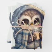 Schattigee grootogige uil met een kop koffie inpakpapier vel (In situ)