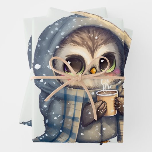 Schattigee grootogige uil met een kop koffie inpakpapier vel (In situ)