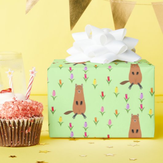 Schattigee Groundhog en Tulip Flowers Patterned Cadeaupapier (Verjaardagsfeest)
