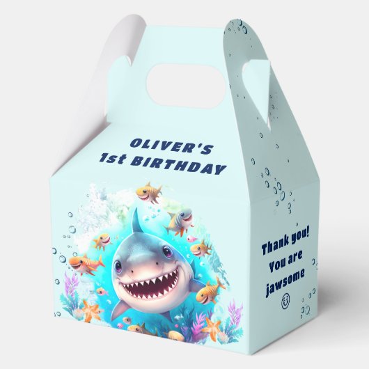 Schattigee haai baby jongen 1e verjaardag medium g bedankdoosjes (Achterkant)