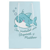 Schattigee haai Baby shower Kawaii Blue Boy Medium Cadeauzakje (Achterkant)