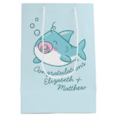 Schattigee haai Baby shower kawaii roze meisje Medium Cadeauzakje (Achterkant)