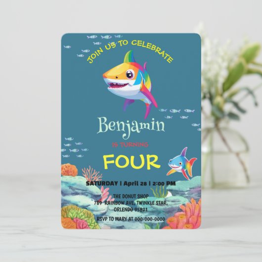 Schattigee haai kleurrijke regenboog verjaardagsfe kaart (Staand voorkant)